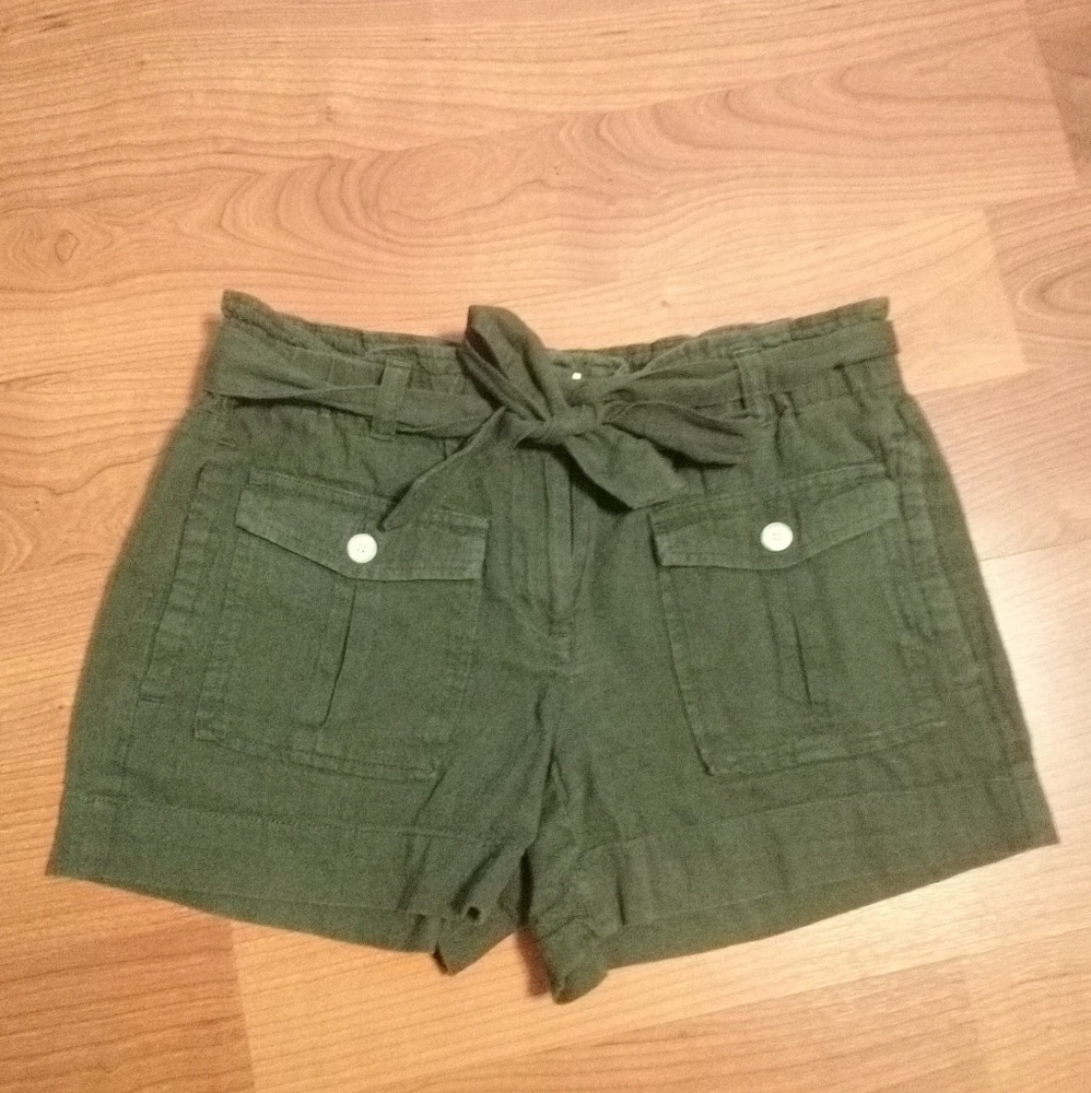 ⬇️Loft green linen shorts